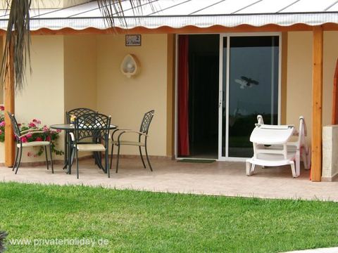 Overdekt terras met tafel en ligstoel – Chio, Teneriffa