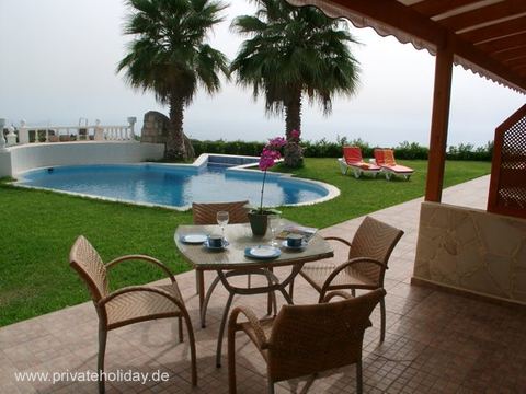 Überdachte Terrasse mit Esstisch und Poolblick – Chio, Teneriffa