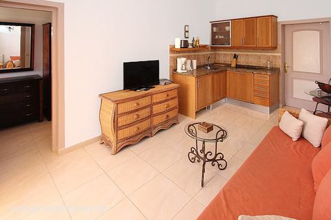 Living area with kitchenette and TV cabinet – Chio, Tenerife