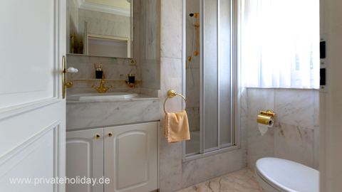 Badkamer met wastafel en douche – Chayofa, Teneriffa