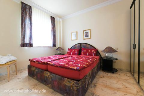 Slaapkamer met tweepersoonsbed en balkondeur – Chayofa, Teneriffa