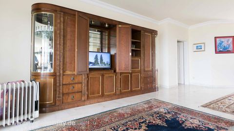 Woonkamerwand met houten kast en televisie – Chayofa, Teneriffa