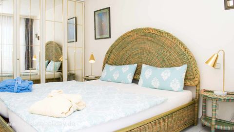 Dormitorio con cama clara y armario empotrado – Chayofa, Tenerife