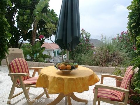 Terraza con mesa, sillas y vistas a la montaña – Chayofa, Tenerife