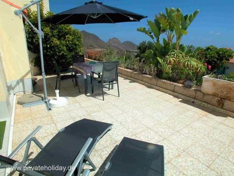 Taras słoneczny z leżakami i parasolem – Chayofa, Tenerife