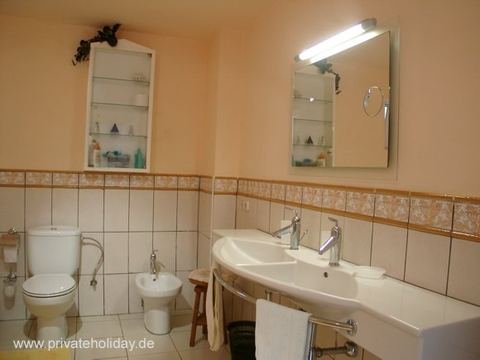 Łazienka z podwójną umywalką i lustrem – Chayofa, Tenerife