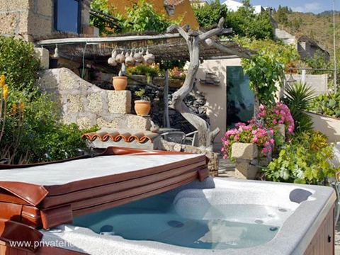Jacuzzi w ogrodzie z roślinami i pergolą – Guía de Isora, Tenerife