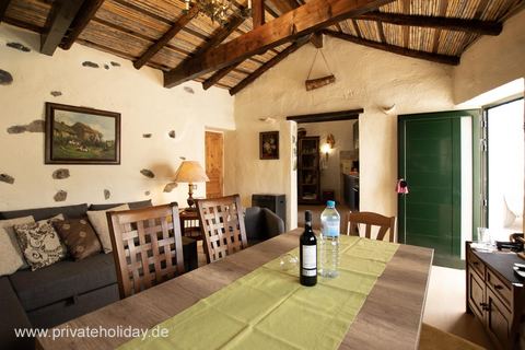 Salon z jadalnianym stołem i belkowym sufitem – Guía de Isora, Tenerife