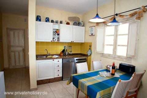 Aneks kuchenny ze stołem i żółtym pasem płytek – Guía de Isora, Tenerife
