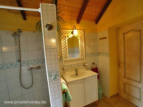 Łazienka z prysznicem i szafką umywalkową – Guía de Isora, Tenerife