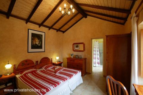 Schlafzimmer mit Doppelbett und Holzbalkendecke – Guía de Isora, Teneriffa