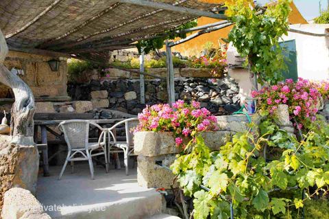 Overdekte zithoek met bloemen en stenen muur – Guía de Isora, Teneriffa