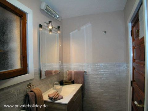 Kleine badkamer met wastafel en douche – Guía de Isora, Teneriffa