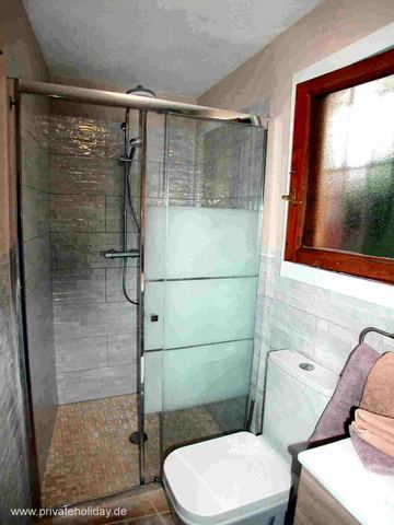 Badkamer met glazen douche en toilet – Guía de Isora, Teneriffa