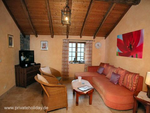 Woonkamer met bank en rotan stoelen – Guía de Isora, Teneriffa