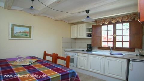 Keuken met eettafel en houten kasten – Guía de Isora, Teneriffa