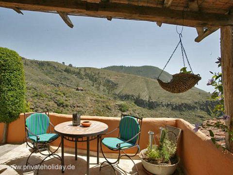 Covered terrace with seating area and mountain view – Guía de Isora, Tenerife