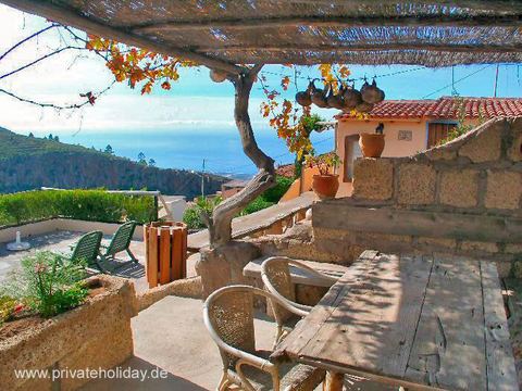 Covered terrace with sea view and wooden table – Guía de Isora, Tenerife