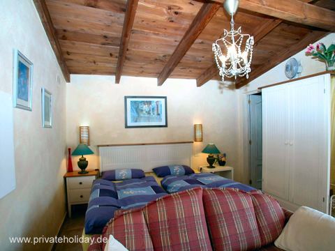 Chambre avec lit double et poutres en bois – Guía de Isora, Ténérife