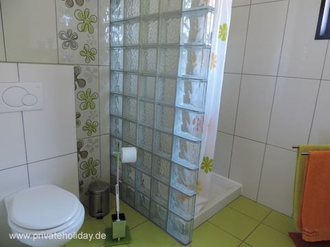 Łazienka z prysznicem i ścianą z luksferów – La Matanza, Tenerife
