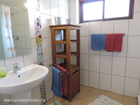 Łazienka z umywalką, oknem i drewnianym regałem – La Matanza, Tenerife
