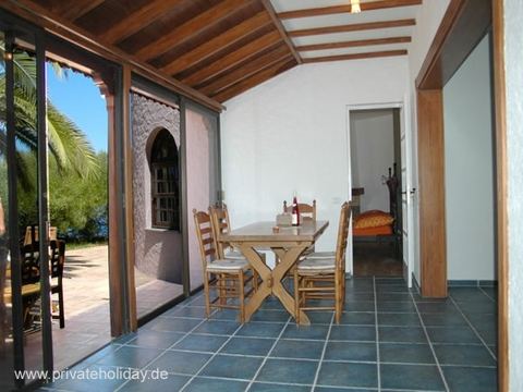 Covered terrace with dining table and sliding doors – La Matanza, Tenerife