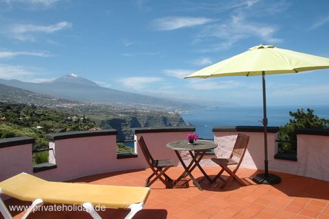 Terrace with table, chairs and parasol – La Matanza, Tenerife