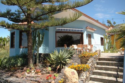 Hausfassade mit Terrasse und Steinstufen – La Matanza, Teneriffa