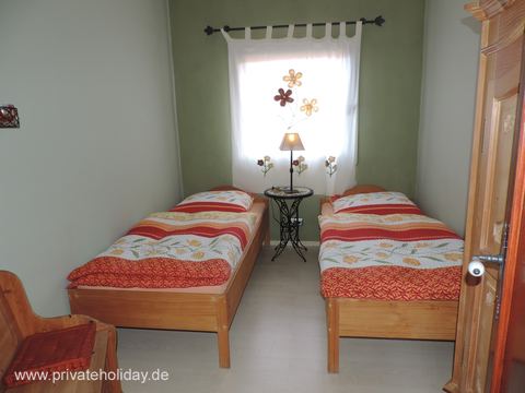 Bedroom with two single beds and window – La Matanza, Tenerife