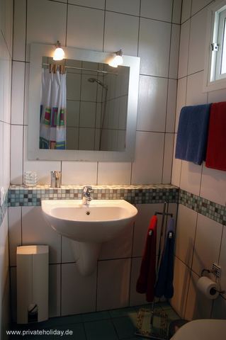 Kleine badkamer met wandspiegel en wastafel – La Matanza, Teneriffa