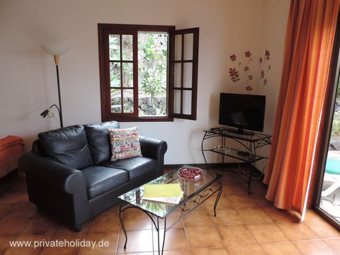 Woonkamer met bank, tv en raam – La Matanza, Teneriffa