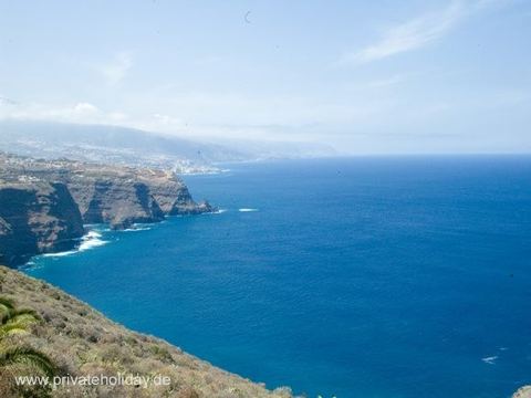 Kustzicht met kliffen en diepblauwe zee – La Matanza, Teneriffa