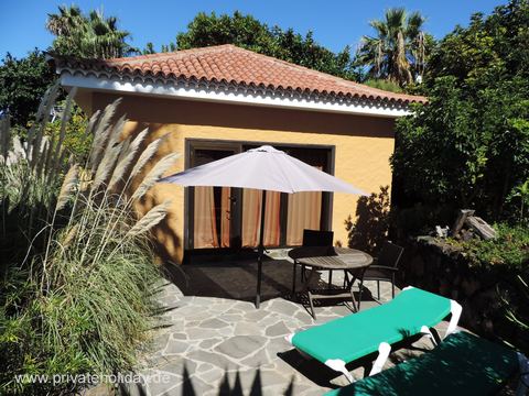 Terras met parasol, ligstoel en zithoek – La Matanza, Teneriffa