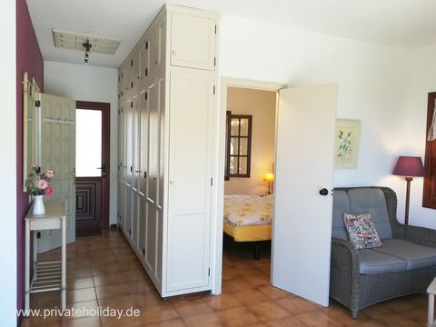 Salón con armario empotrado y puerta del dormitorio – La Matanza, Tenerife