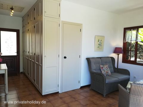 Salón con armario empotrado y butaca – La Matanza, Tenerife