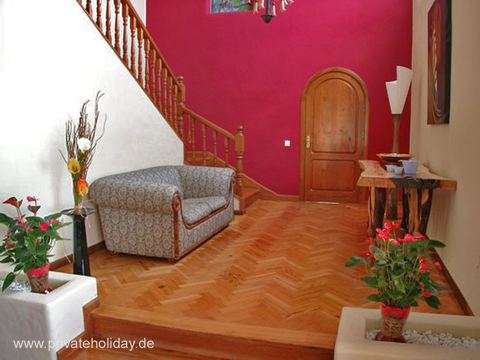 Strefa schodów z fotelem i czerwoną ścianą – Chayofa, Tenerife