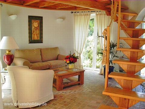 Wohnzimmer mit Sofa und Holztreppe – Tacoronte, Teneriffa