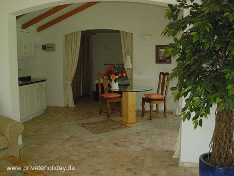 Essbereich mit Glastisch und zwei Stühlen – Tacoronte, Teneriffa