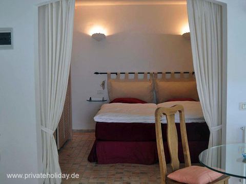 Schlafbereich mit Doppelbett und Vorhängen – Tacoronte, Teneriffa