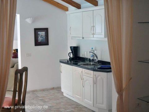 Kleine Küche mit weißen Schränken und Holzdecke – Tacoronte, Teneriffa