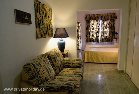 Woonkamer met bank en slaapkamer op de achtergrond – Los Cristianos, Teneriffa