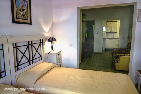 Slaapkamer met eenpersoonsbed en doorgang naar woonkamer – Los Cristianos, Teneriffa