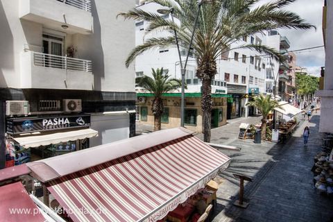 Winkelstraat met palmbomen en cafés – Los Cristianos, Teneriffa