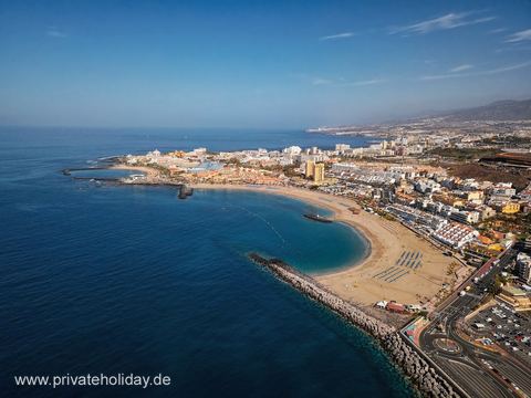 Luchtfoto van baai met strand en haven – Los Cristianos, Teneriffa