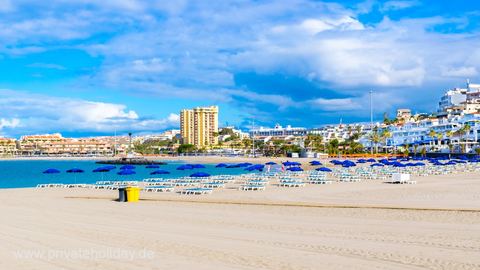 Breed zandstrand met blauwe parasols – Los Cristianos, Teneriffa
