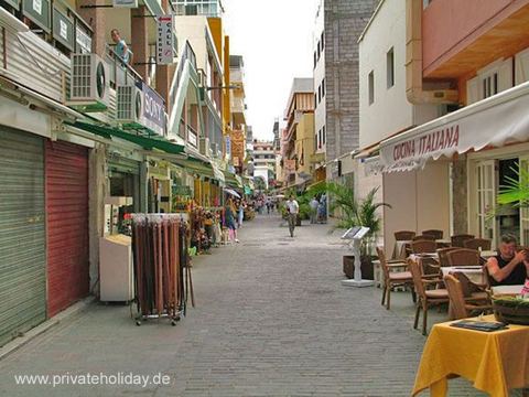 Fußgängerstraße mit Läden und Straßencafé – Los Cristianos, Teneriffa