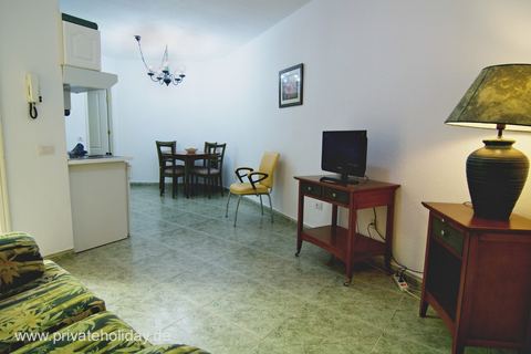 Woonkamer met eettafel en televisie – Los Cristianos, Teneriffa