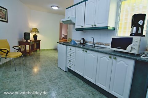 Keuken met witte kasten en magnetron – Los Cristianos, Teneriffa