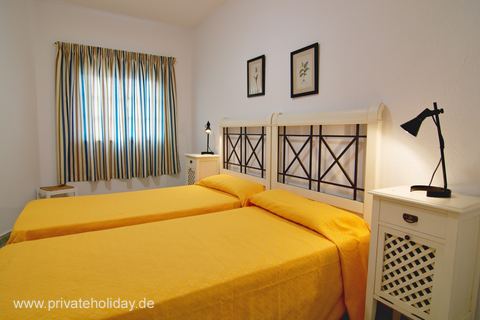 Slaapkamer met twee eenpersoonsbedden en raam – Los Cristianos, Teneriffa