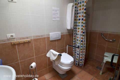 Salle de bains avec WC et rideau de douche – Los Cristianos, Ténérife